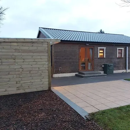 Luxurious Log With Lay-z Hot Tub *