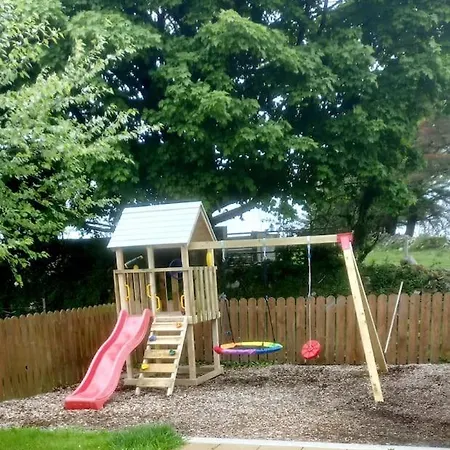 Luxurious Log With Lay-z Hot Tub *