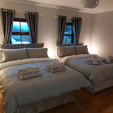 Luxurious Log With Lay-z Hot Tub *