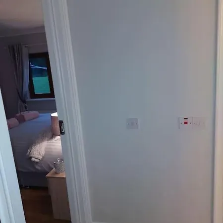 Luxurious Log With Lay-z Hot Tub *