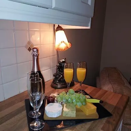 Luxurious Log With Lay-z Hot Tub 度假居